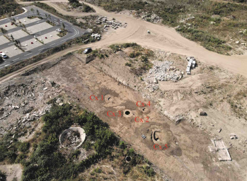 Fig. 2. Fotografie aeriană dinspre N-E cu poziționarea complexelor descoperite
